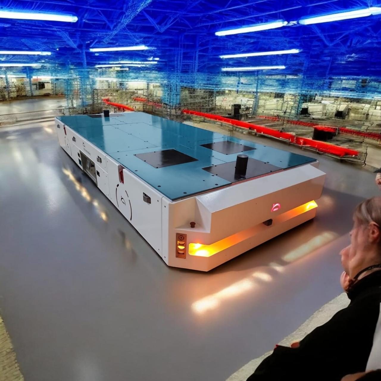 AGV Robomania BREE CARRY de carga pesada operando en planta