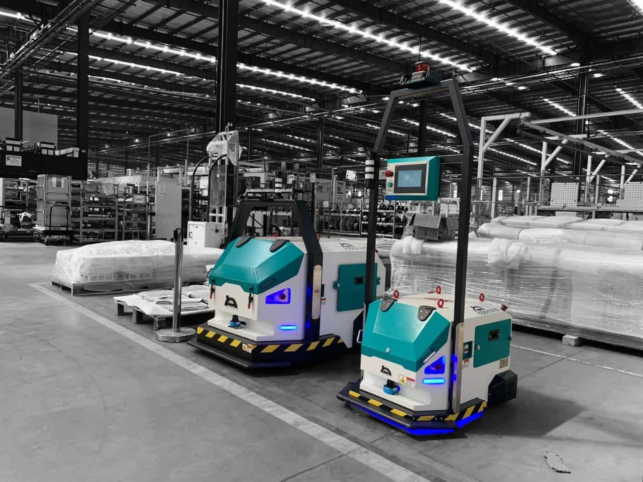 Dos AGV de Robomania trabajando en una nave industrial