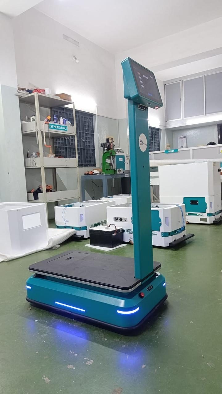 Dos robots móviles autónomos de Robomania en el área de pruebas